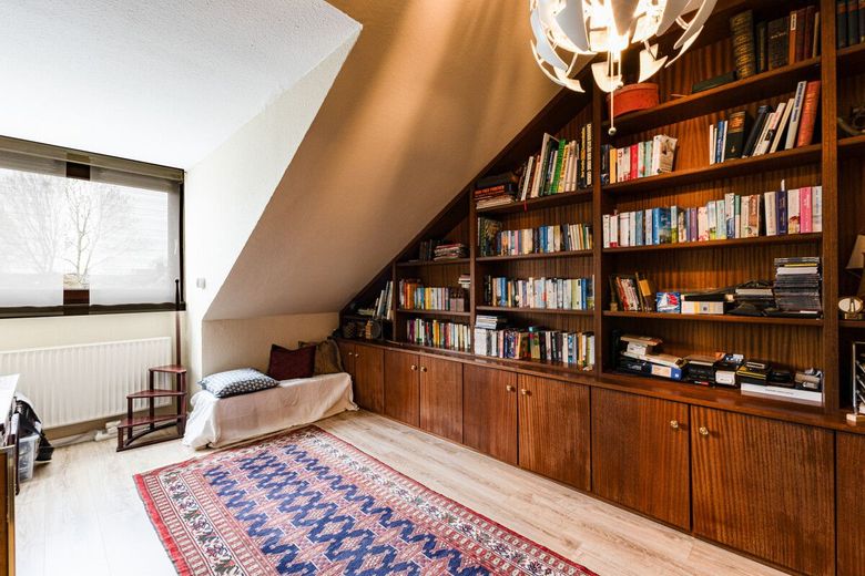 Modernisiertes Familienparadies: Sehr gepflegtes ERH mit Kamin, Sauna &amp; Garage – Kinderzimmer II
