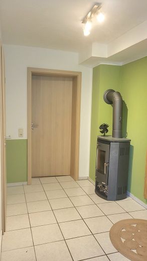Charmante, renovierte 2-Zimmer-Wohnung mit hochwertiger Einbauküche – Foto 2