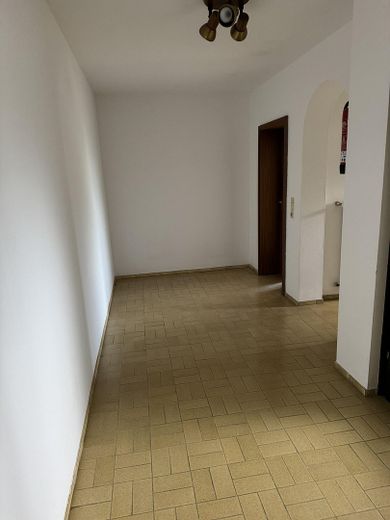 Zentrumsnah: Wohnhaus mit Galerie/Atelier, Einlieger-App.  & traumh. Naturgarten (834 qm) – EG Gang Atelier