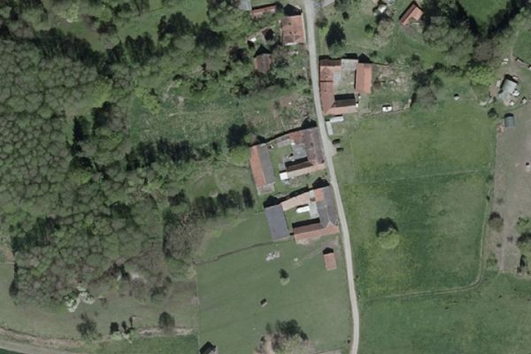 Idilliaca corte agricola quadrilaterale con fienile, stalle e ampio terreno verde - 17.140 m²