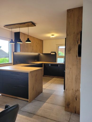 Casa familiare ammodernata con possibilità di appartamento separato, impianto fotovoltaico, riscaldamento a pavimento e classe di efficienza energetica B – Küche