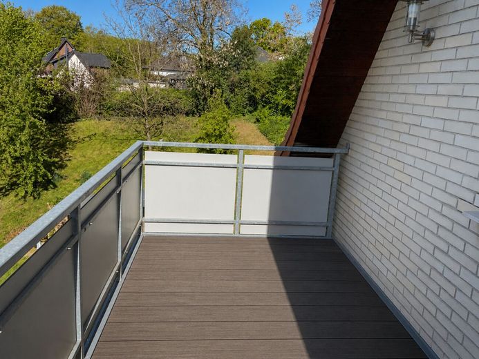 Vielseitiges Ein- bis Zweifamilienhaus mit großzügigem Grundstück in Volmerdingsen – Balkon