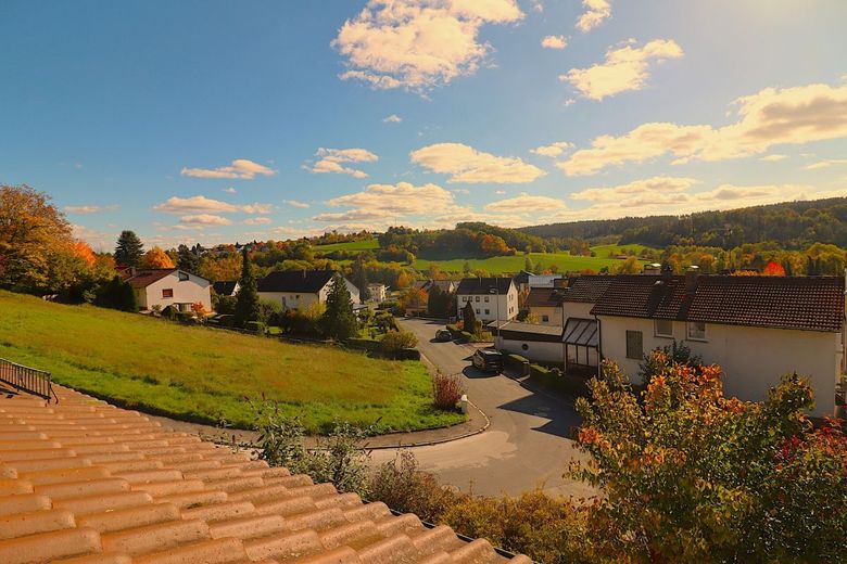 PROVISIONSFREI für Käufer! 5-Zimmer-Wohnung in Bestlage bei Coburg mit atemberaubendem Fernblick – Premium Blick von der privaten Dachterrasse