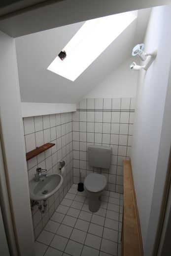 Lichtdurchflutete Komfort-Dachgeschoßwohnung für Zwei in schöner Wohnlage direkt in Neu-Isenburg – Gäste-WC