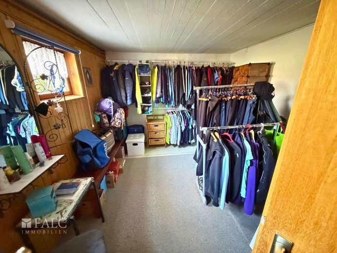 Charmantes Einfamilienhaus mit ELW und weiteren 20qm Zimmern im Untergeschoss mitten in der Natur – Ankleidezimmer im Untergeschoss