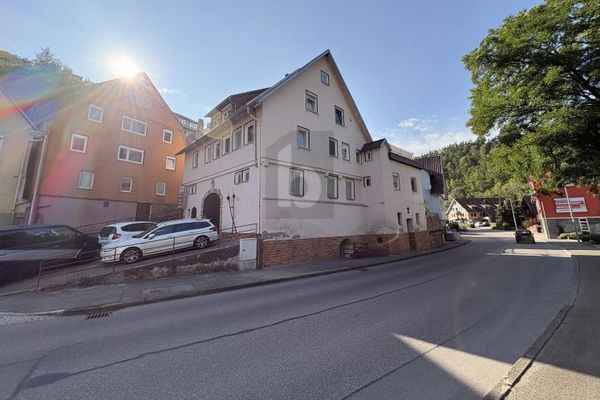 OPPORTUNITÀ DI RENDITA CON TERRAZZA SUL TETTO & POTENZIALE