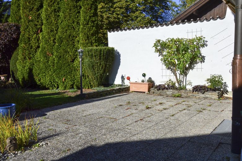 Exceptional semi-detached house with potential and a dream garden – prime location on Portenlängerstraße in Grünwald – Terrasse