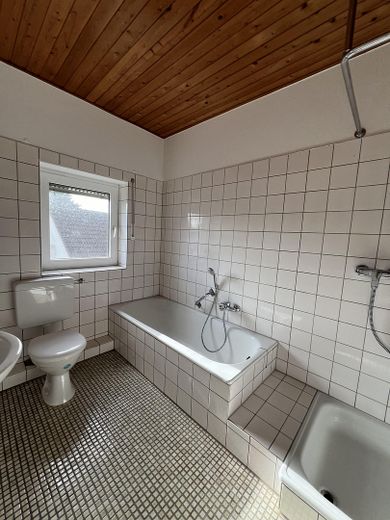 Bad mit Wanne und Dusche