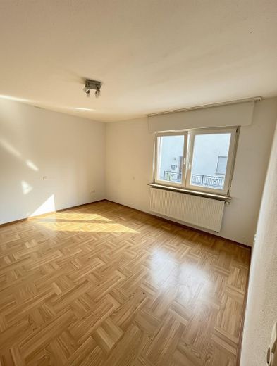 Su propia entrada junto al Meno – 3 habitaciones, disponible de inmediato – Wohnzimmer