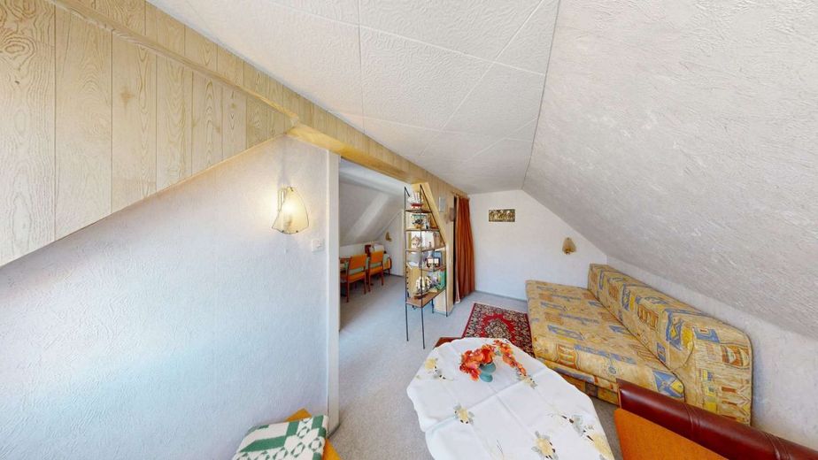 Behagliches Einfamilienhaus mit Balkon, Kamin &amp; Nebengebäude - perfekt für ruhiges, zentrales Wohnen – Schlafzimmer 2