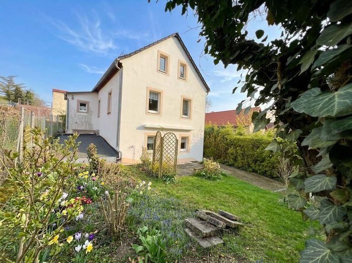 RUHIGES WOHNEN AM STADTRAND – Blick vom Garten