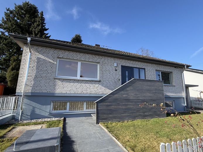 Freistehendes Einfamilienhaus mit Einliegerwohnung und großen Garten mit altem Baumbestand – Foto 4