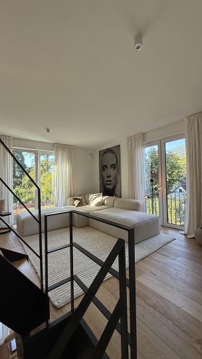 Modernes Endhaus am Brabandkanal mit großem Garten, Dachterrasse und Wellnessbereich – Helles Wohnzimmer