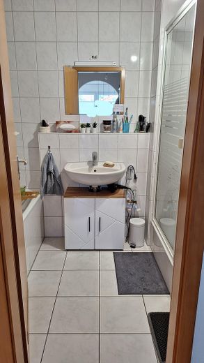 Provisionsfreie, energieeffiziente 3,5-Zimmer-Maisonette-Wohnung auf der Schillerhoehe in Marbach – Badezimmer(unten)