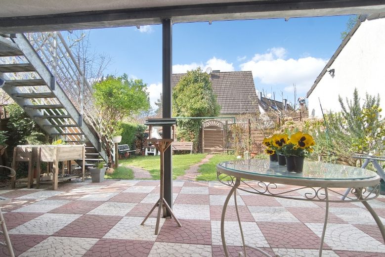 Modern and spacious living space. Completely renovated ground floor apartment with garden and patio in excellent, sought-after residential area, yet still centrally located – 0eaf77851506d6eb50a8907e338eba6cd9fbf620.jpg