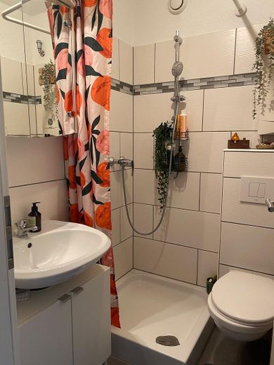 teilmöblierte 1 Zimmerwohnung mit Loggia und Einbauküche – Foto 6