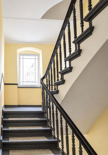 Primera ocupación de un edificio antiguo en Prenzlauer Berg entre Kollwitzkiez y Winsviertel | Sin comisión – Gepflegtes Treppenhaus