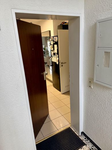 Gut geschnittene 2-Zimmer-Wohnung mit Balkon & Einbauküche in zentraler Lage von Pulheim – Eingangsbereich