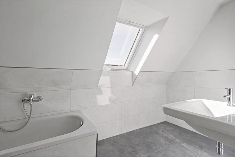 Tolle Familienwohnung mit Dachterrasse und Galerie in der Anhalt-Siedlung – Bad