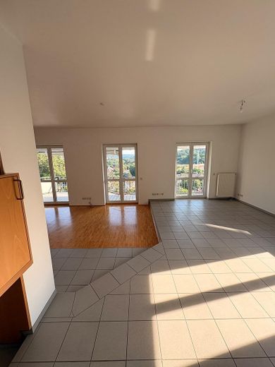Wohnen wie im Haus: 4-Zimmer-Maisonette mit Talblick, Balkon und Carport – Wohnzimmer