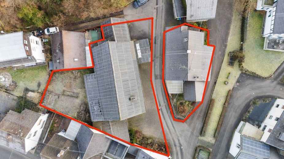 Fachwerkhaus mit Anbau und großer Scheune. Sanierung mit Substanz in Roßbach-Wied! – Blick von oben auf die Grundstücke