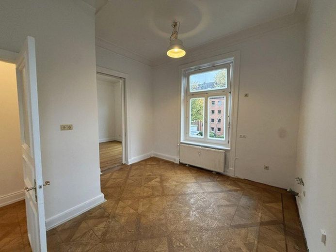 Stilvolle 2 Zimmer Altbauwohnung in der Belleetage in Hamburg-Harvestehude - – Großzügiger Küchenbereich