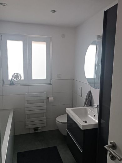Sonnige 4-Zimmer-Familienwohnung am Feldrand – 2023 top renoviert + DG-Ausbaureserve – Badezimmer