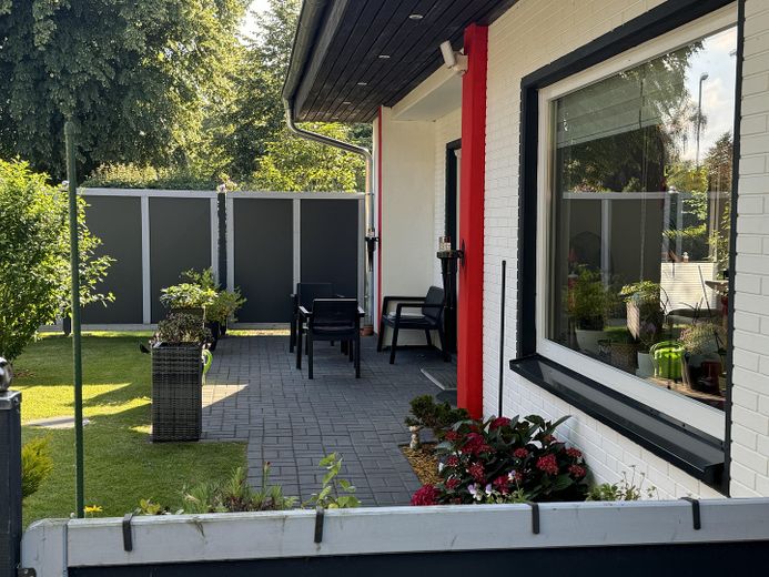 Modernisiertes Einfamilienhaus mit Kamin,Wallbox,bezugsfertig & tollem Wohngefühl – Garten Seite