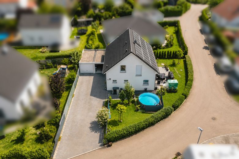 Provisionsfreies Einfamilienhaus mit Photovoltaik, Doppelgarage und gepflegtem Garten – Фотографія 3