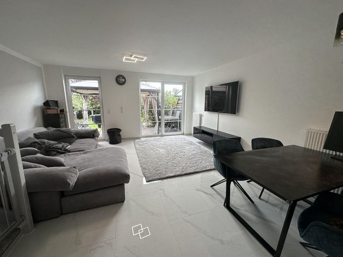 Frisch renoviertes Reihenendhaus mit Gartenparadies & XL-Terrasse – Wohnzimmer