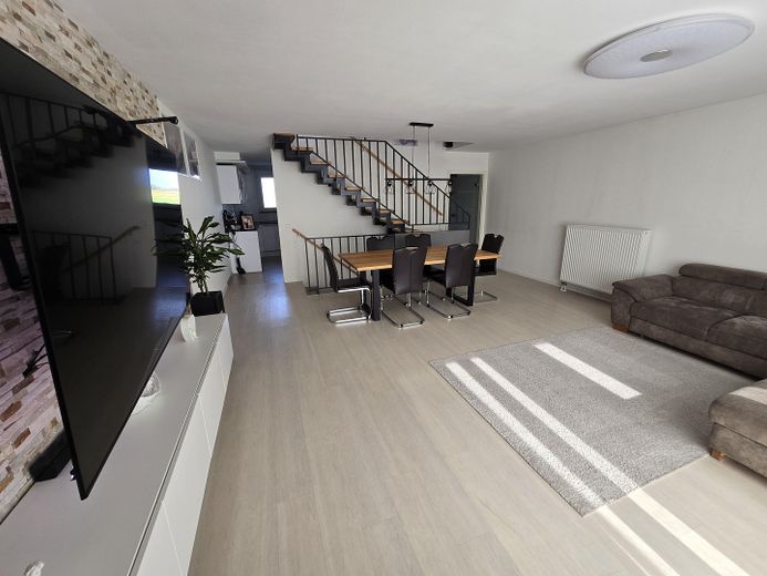Kırsal alanın kenarında modern, yeni gibi müstakil sıra ev – Wohn,-/Essbereich