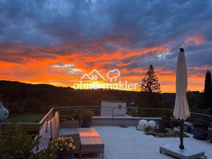 Esclusivo appartamento con terrazza, vista incantevole sul verde, ampie vetrate e garage – Foto 2