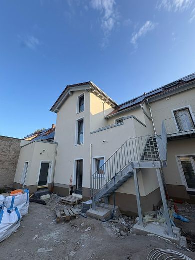 Erstbezug nach Kernsanierung | KfW55 EE | 61 m² | EG | Bahnhof 2 Min. | Bezugsfertig 10/2026 – Treppenhaus