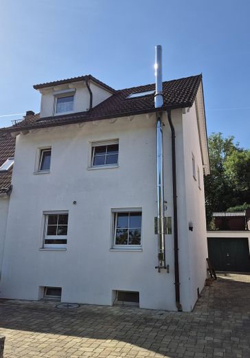 €12,000 saved on estate agent fees! Modernised semi-detached house with garden: close to the centre, quiet, low ancillary costs – Vorderansicht
