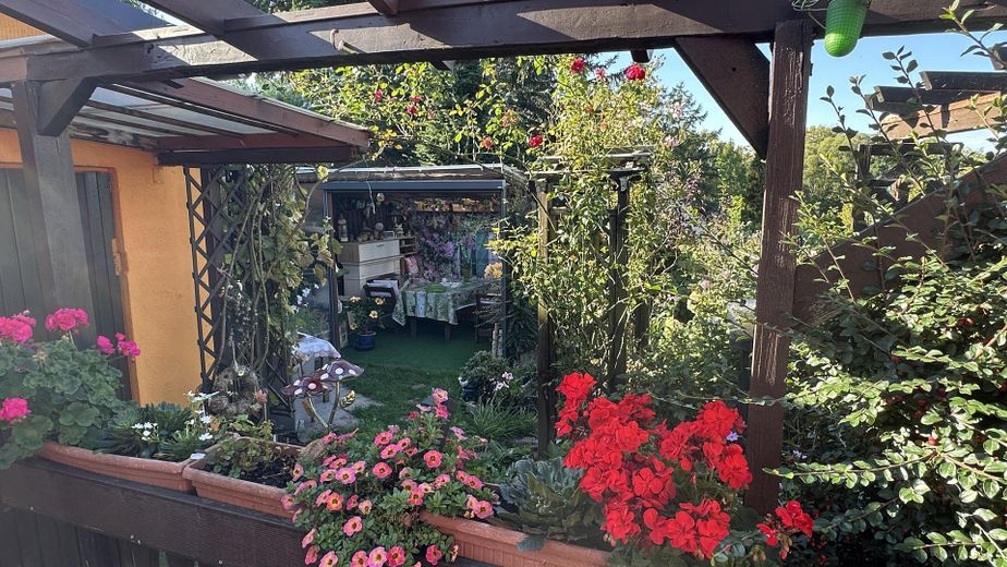 Eigenheim am SW-Stadtrand mit schönem Garten – Sitzecke an der Sommerküche