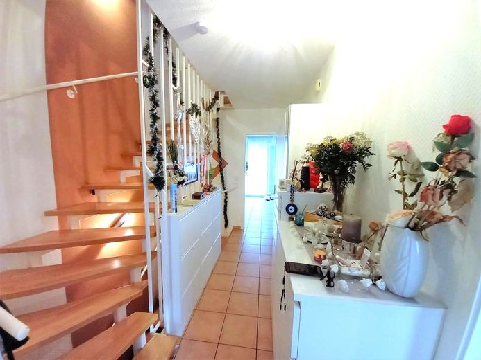 CITYHOUSE: Familienfreundliches Reiheneckhaus, TOP Lage mit Garten, Keller, Carport – Hausflur Erdgeschoss