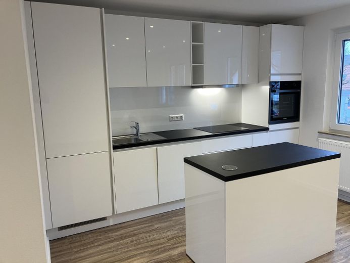 Zweitbezug nach Kernsanierung. Moderne & zentral gelegene 6-Zimmer Wohnung mit EBK – Neue EBK mit AEG Elektrogeräte
