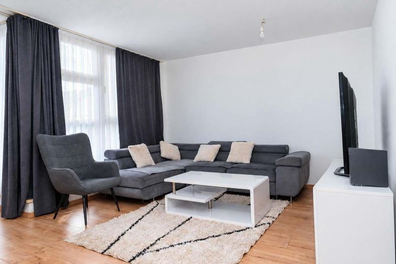 Hausham’da balkonlu 2 odalı dubleks daire – yaklaşık 63 m², komisyonsuz, yaklaşık 01.01.27’den itibaren kullanılabilir – Wohnzimmer