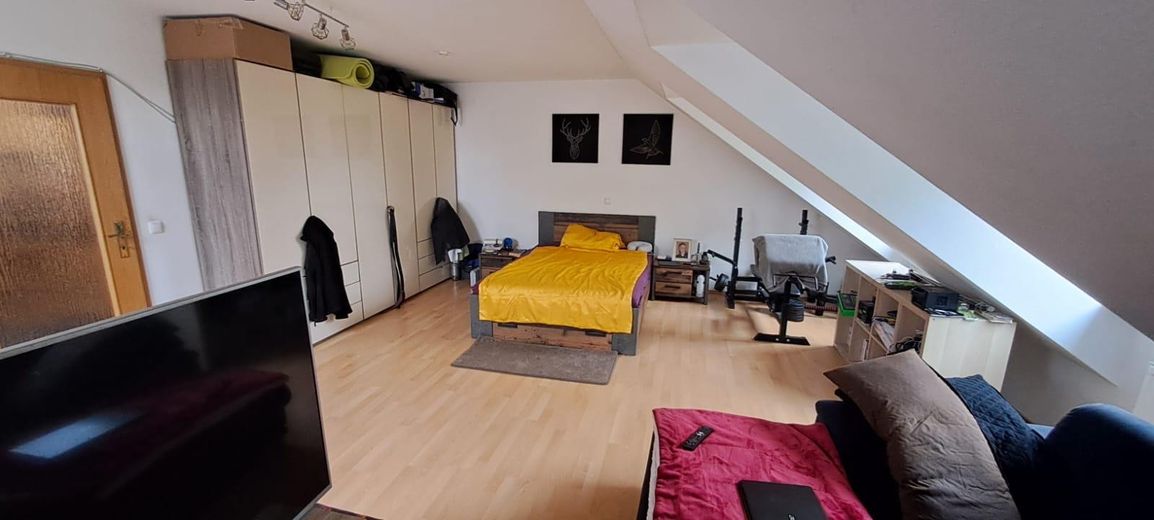 Dachgeschosswohnung BJ 1994 – Wohn/ Schlafbereich
