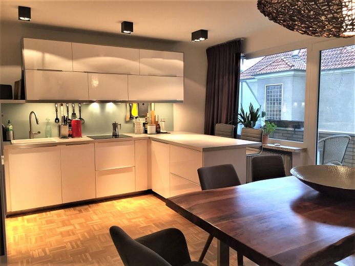 Modern, Stilvoll, saniert - zwei Loggien, EBK, Ankleideraum *ohne Provision – Küche