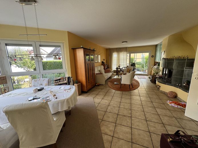 Wohnung Erdgeschoss mit Terrasse – Wohn-/Essbereich von Küche aus