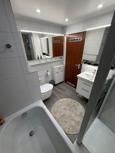 Maisonette di 5,5 locali con ampio soppalco, terrazza sul tetto e vista panoramica su Wülfrath - senza commissioni – Bad Richtung Tür