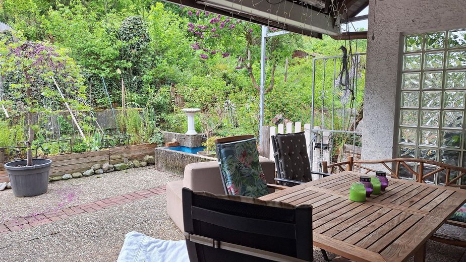 Terrasse mit Fischbecken