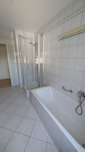Sonnenverwöhnte 4-Zimmer Wohnung mit EBK am Waldrand von Dreieich-Dreieichenhain – Badewanne und Dusche