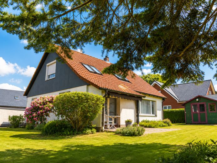 Einfamilienhaus in bester Lage in Lebenstedt, 4,5 Zimmer mit großem Garten – Außen 2