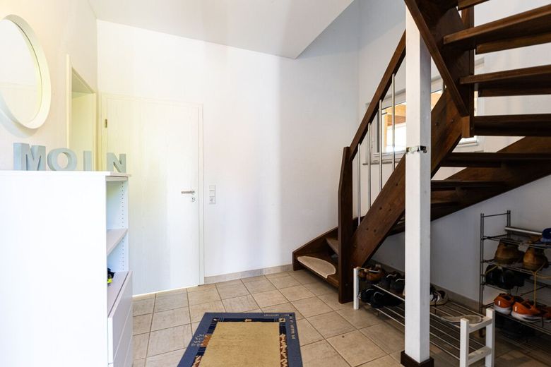Landidylle meets Design: Perfektes 2-FH für die große Familie in Hanglage – Whg. 2 Eingangsbereich