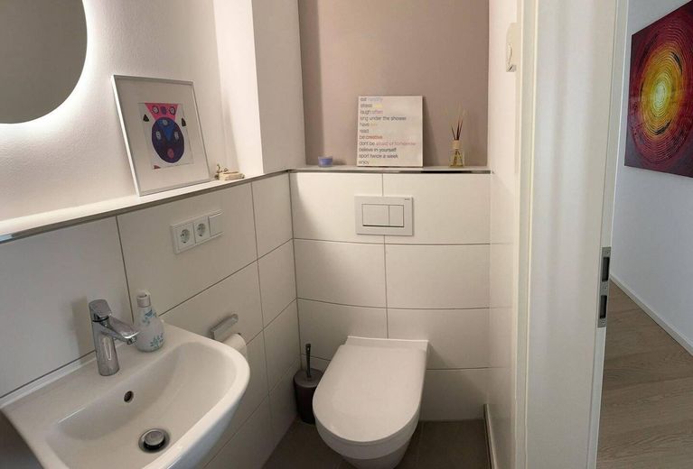 Alternative zum Reiheneckhaus – Terrassenwohnung mit Neubaukomfort – Gäste-WC mit Schrank / Dusche
