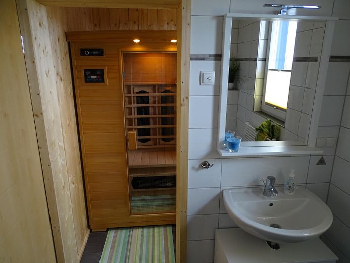 Badezimmer mit Infrarotsauna