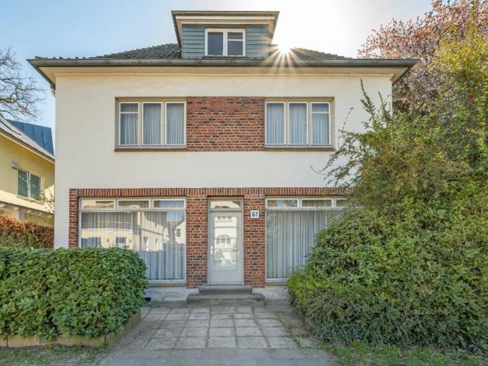 Wohn- und Geschäftshaus in Nienstedten – Foto 1