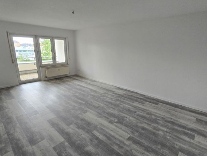 + + + frisch renovierte 3-Zi. Wohnung mit Loggia zur Südseite und Aufzug + + + – Foto 1